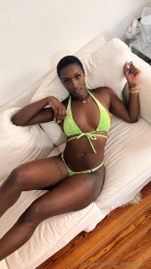 Hey babes was denkt ihr steht mir die farbe dieses bikinis lasst mich