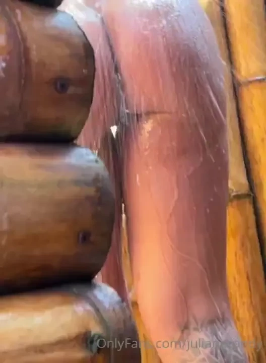 Dejar caer el agua sobre mi cuerpo mientras escucho el sonido de los p 