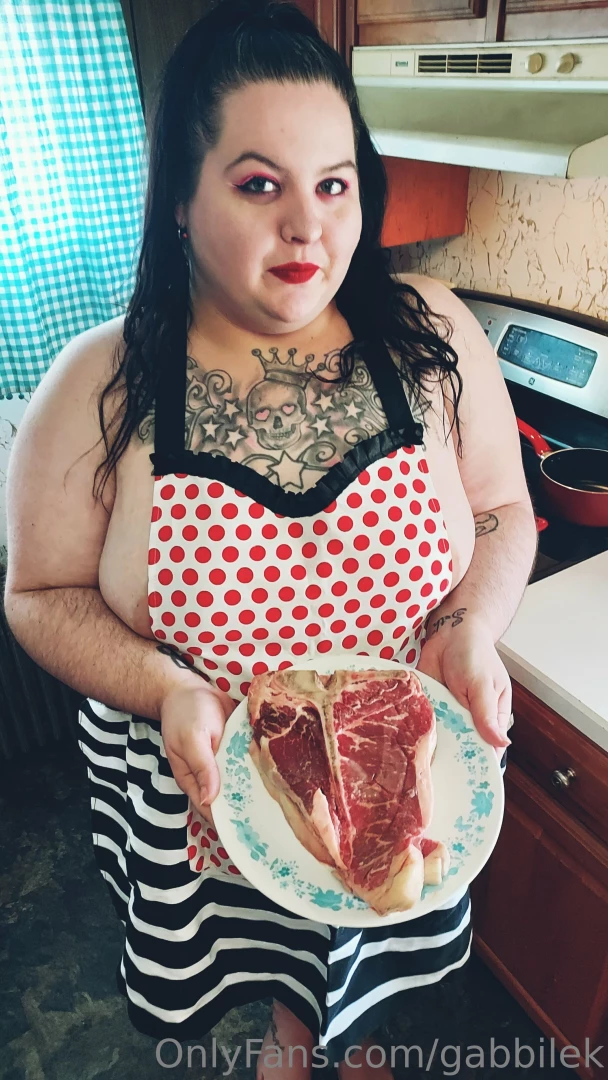 I know just how daddy likes his steak 