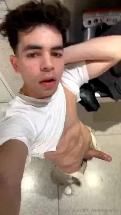 Rushed to the airport this morning and forgot to put on underwear lmao 