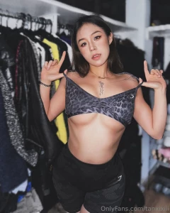 I am mored and feeling sexy right now wanna get naughty