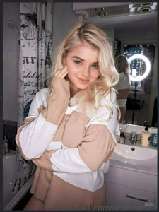 Show this shy girl rosie_wettie what you d like to do with her you ll part 747