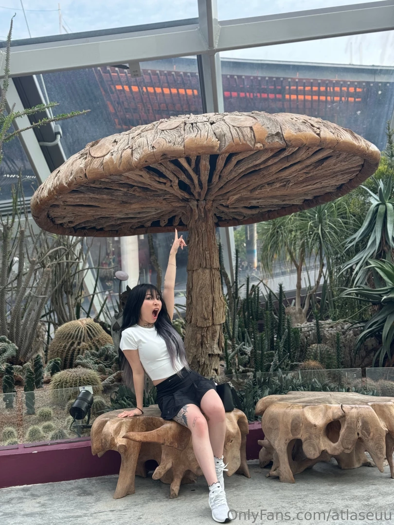 Woah it s huge 