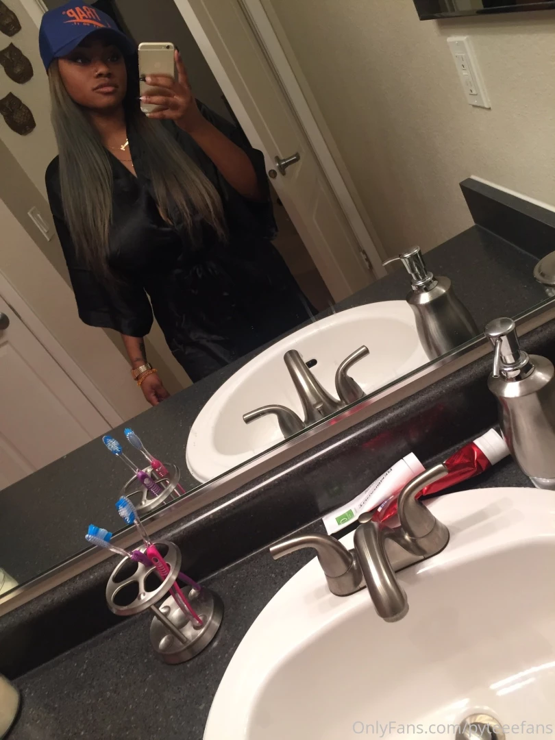 Unlock to untie the robe 