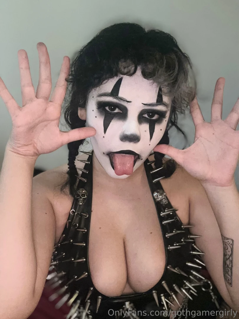Clown slut sucks your dick til her lipstick s wrecked i pretend it s 