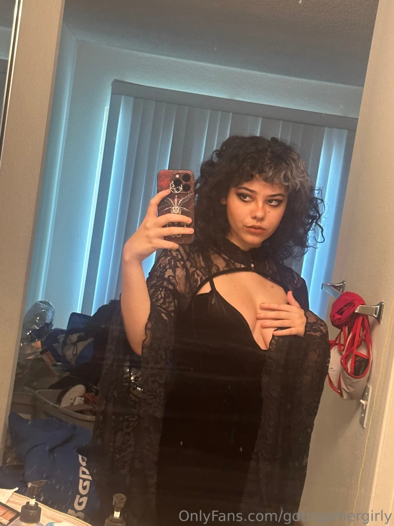 How do we feel about this look a very simple witchy gothic look part 4 