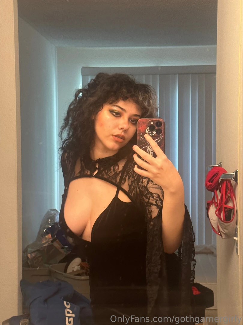 How do we feel about this look a very simple witchy gothic look part 1 