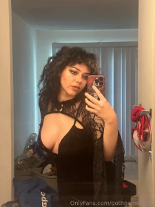 How do we feel about this look a very simple witchy gothic look part 1