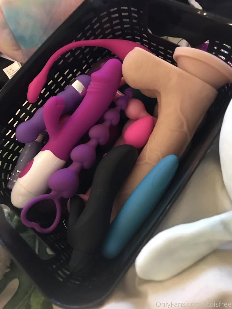 Playing w my friends onlyfans com izziishigh 