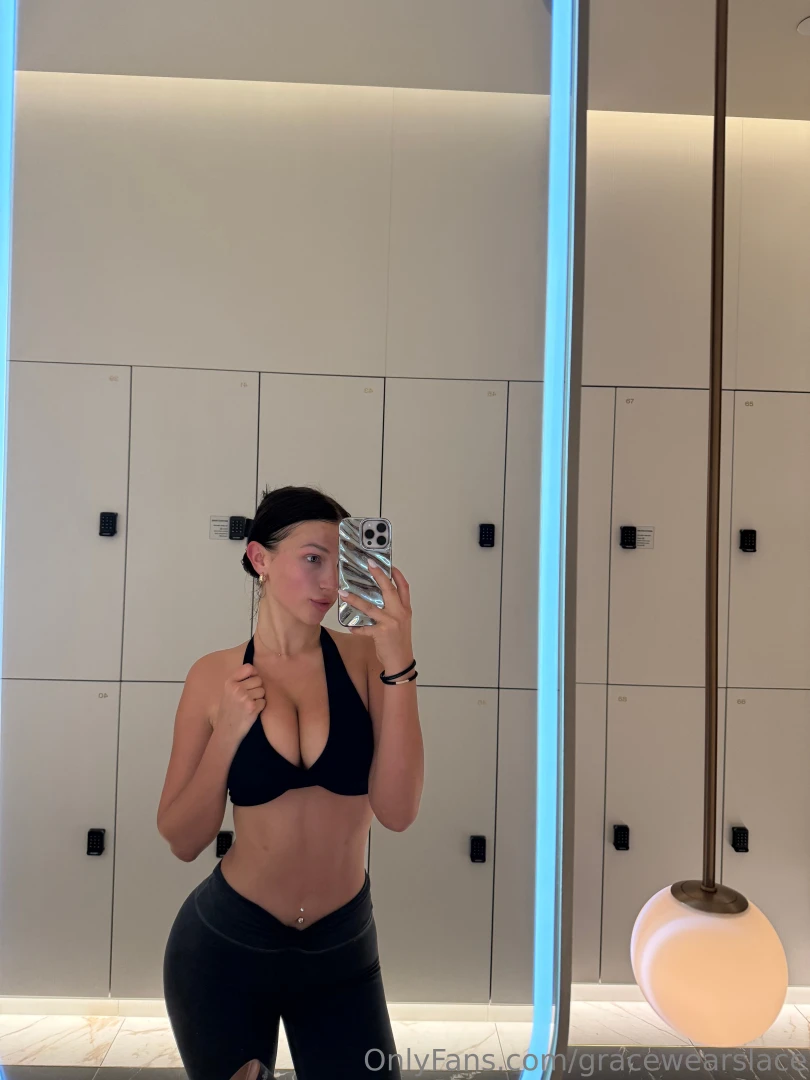 Swipe for a cheeky flash in the gym 