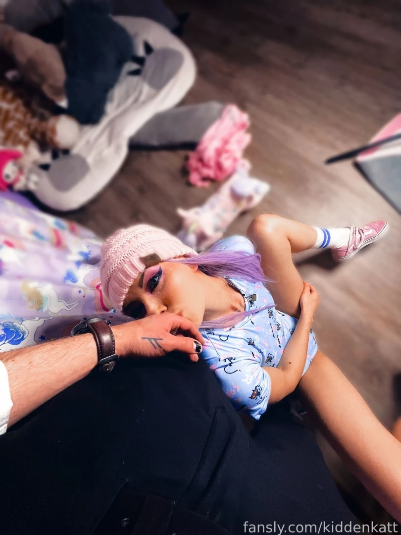 Fingers in the mouth kinda girl 