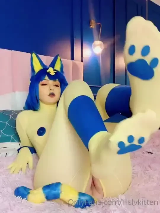 My paws are still super cute 