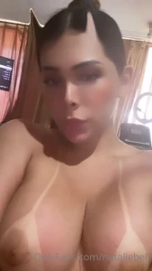 Hola mi amor te gusta mis tetitas est n con la marquita de bronceado