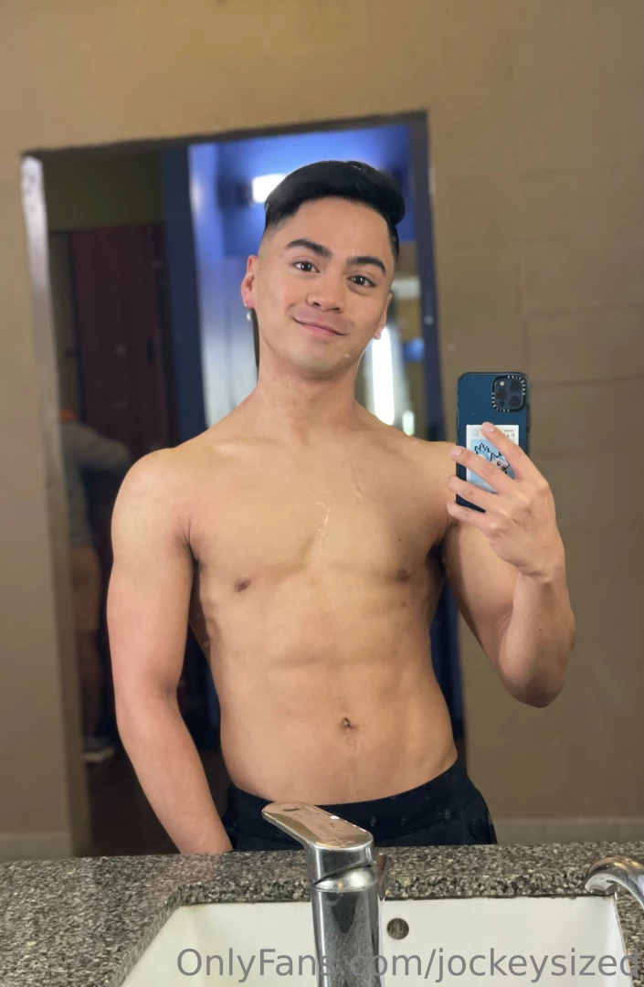 I love when my gym bros feed me their cum right after our workout i 