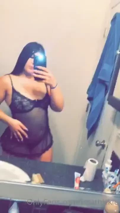 Y all wanna see me play w my pretty fat ma 