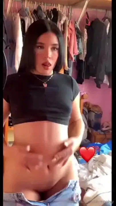 Me encanta meterme cositas ricas por el culito 