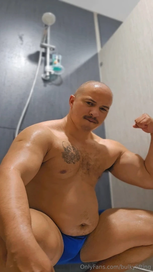 The shower at my gym is so big a nice bit of space for my bulky body 