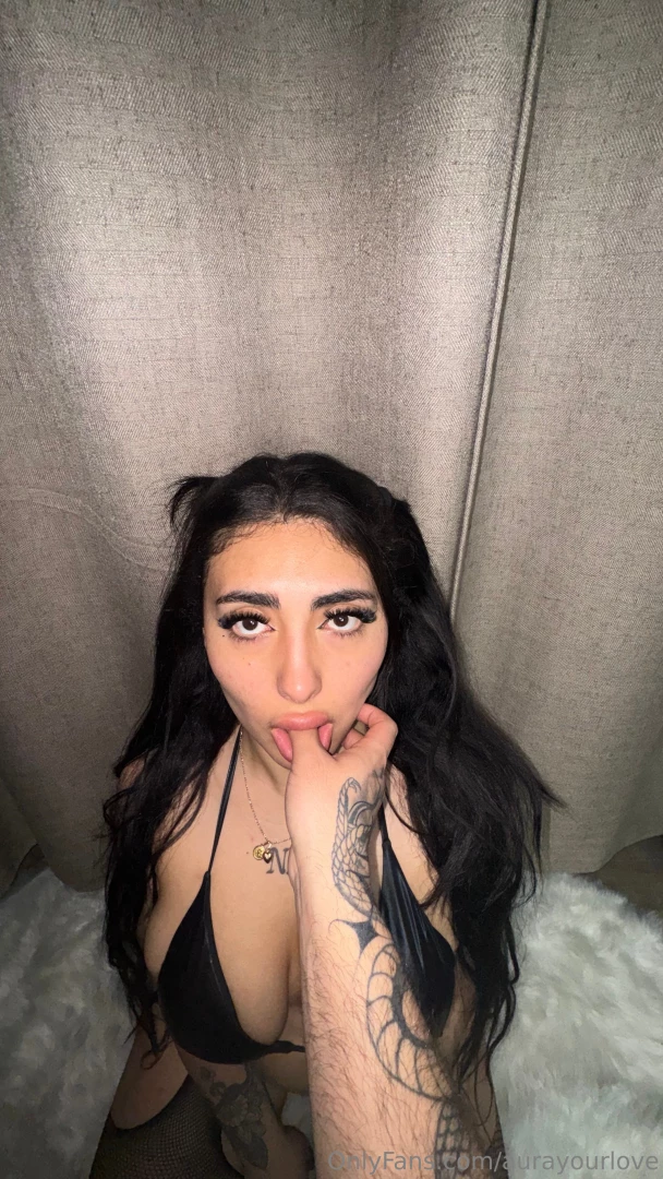 Que rico es chupar el dedo as y m s si es el tuyo 