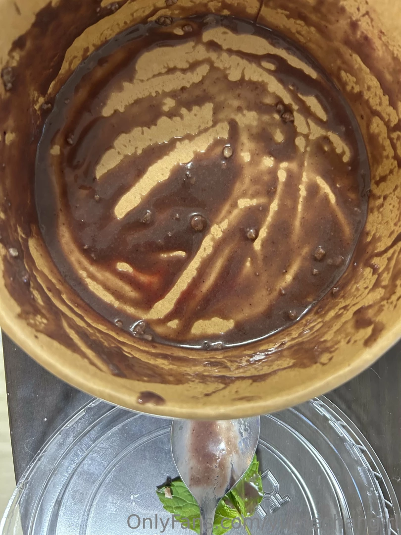 I forgot to take a pic before eating but i got a smoothie bowl and it 