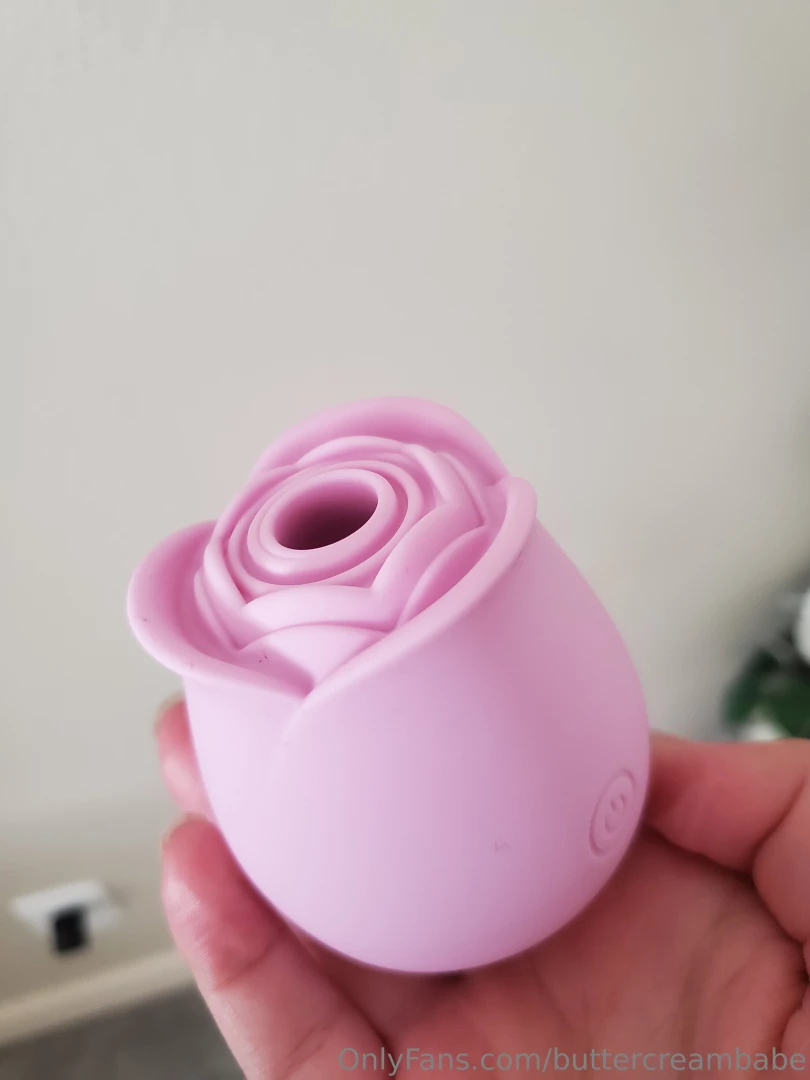 4 videos over a minute long each of me masturbating with my rose toy 