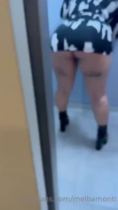 Stavo pulendo il vetro in ascensore quando salito un ragazzo che non 