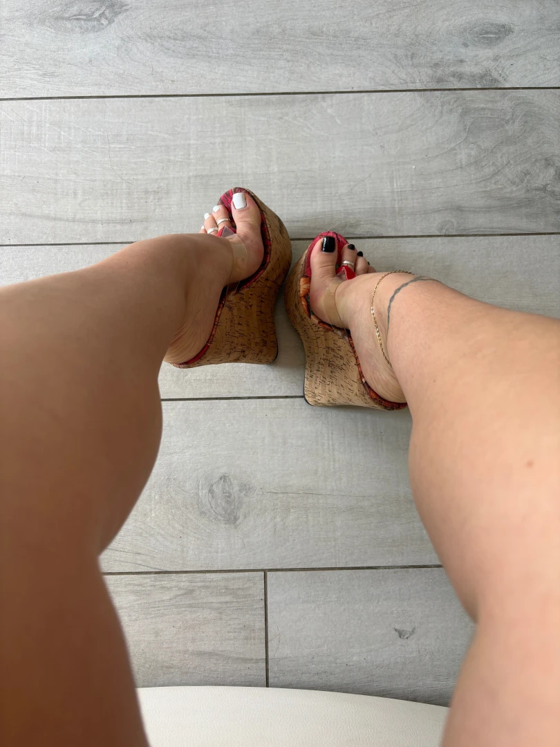 Wedges and bicolor for this saturday night looking for some toes 