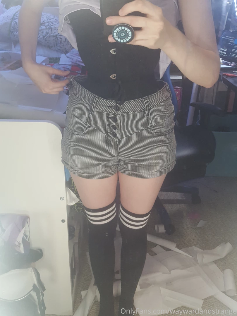 My waist is naturally 24inch 60 cm and the corset is clinched to 22 