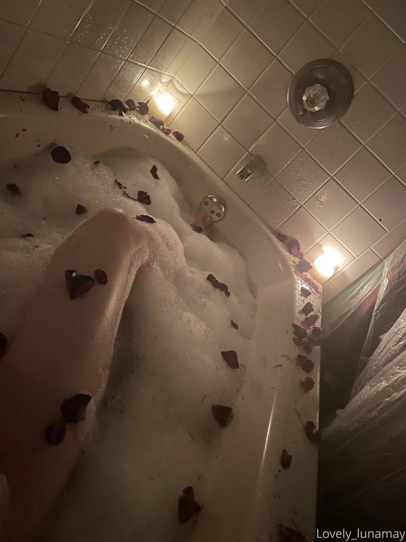 Who wants to join me nice relaxing bath after a long stressful day i m 