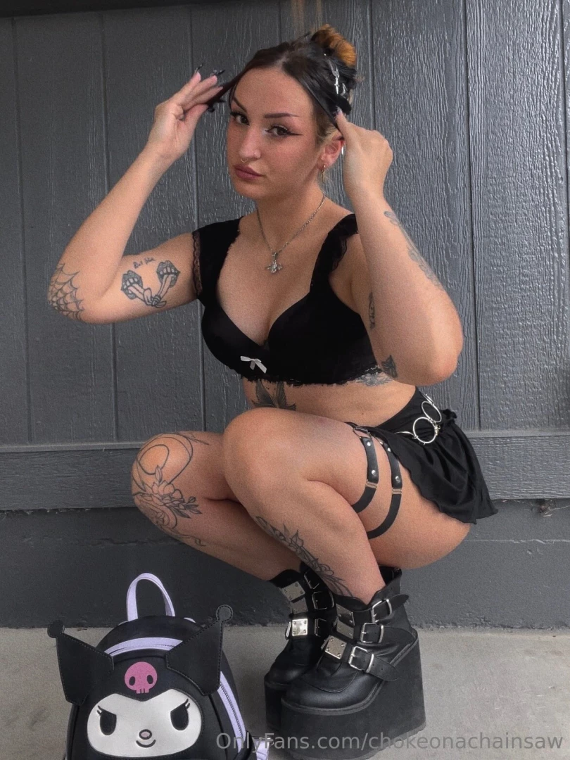 Ur hot alt gf doing hot alt gf things 