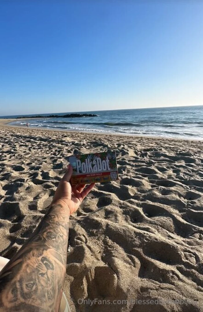 Collecting memories on the sand 