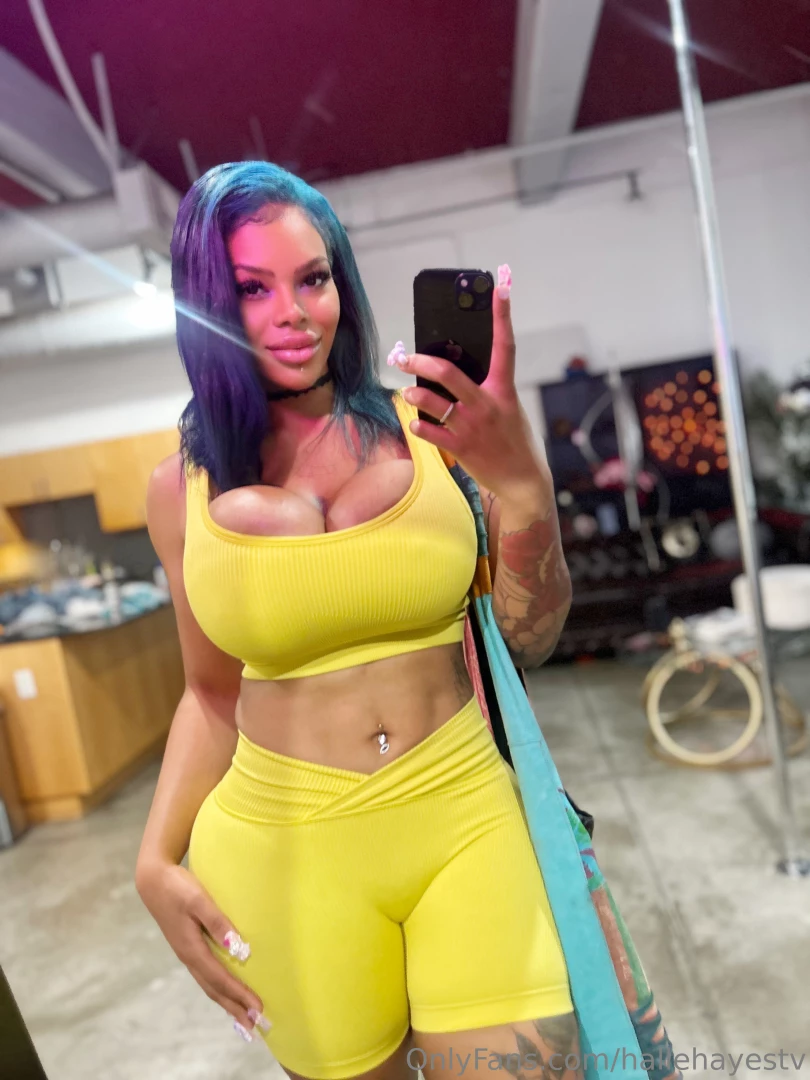 I think imma wear more yellow clothes 