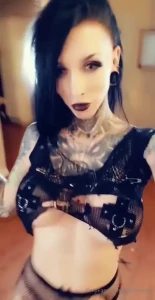 Very sexy deathrock throwback phone video all the way from 2020 if you