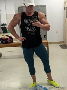 It was leg day today but gotta show off the gunzzzzz