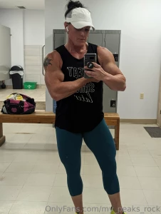 It was leg day today but gotta show off the gunzzzzz part 1