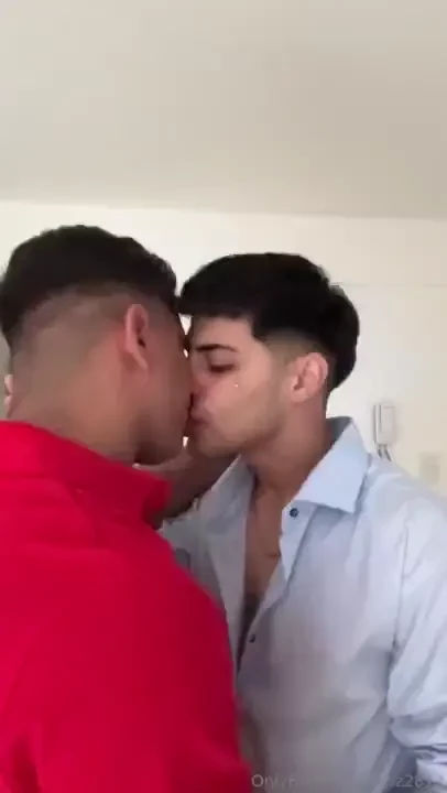 Me encanta besar besar me excita mucho y mi amigo y yo nos besamos 