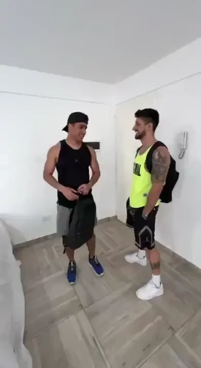 Llegando de entrenar y todo bien sudado mi amigo le dieron muchas 
