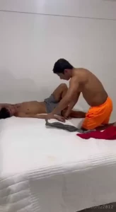 Llegamos de jugar fulbito y mi amigo se antoj de un masaje y termin