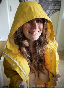The weather report says it isn t going to rain today but i predict