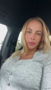 Who wants to private chat or do a private live video with me tonight i