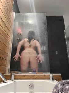 You imagine yourself fuck me in that shower there tu t imagine me