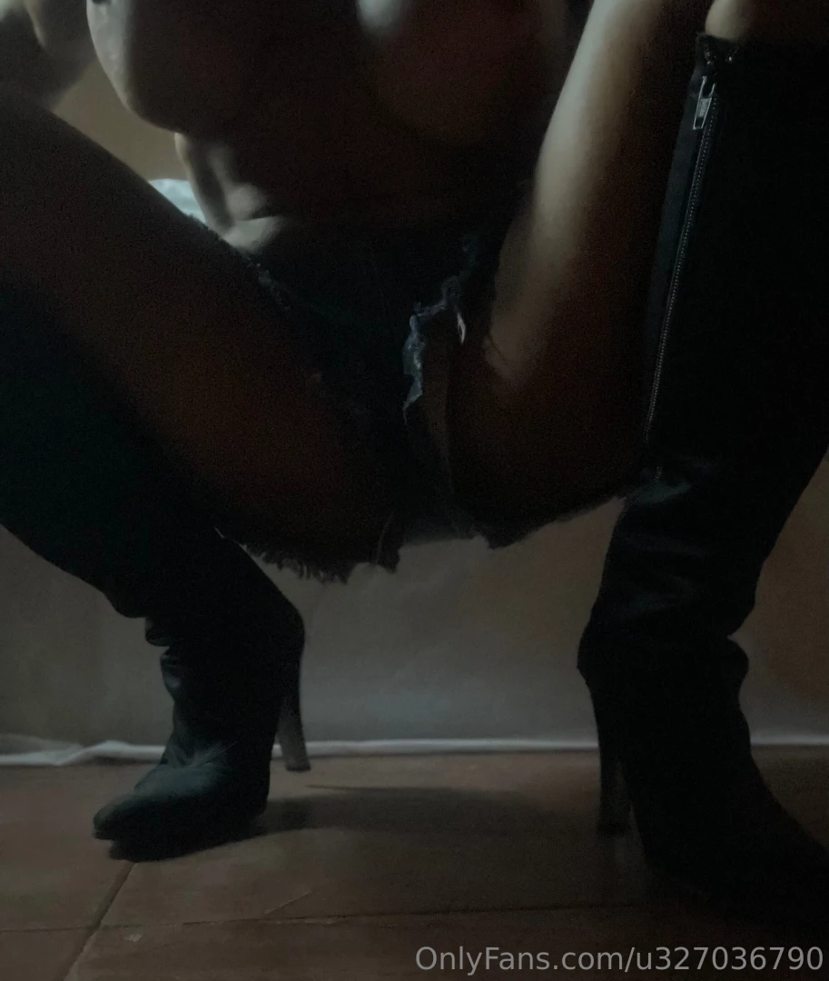 En las sombras as me veo as me siento 