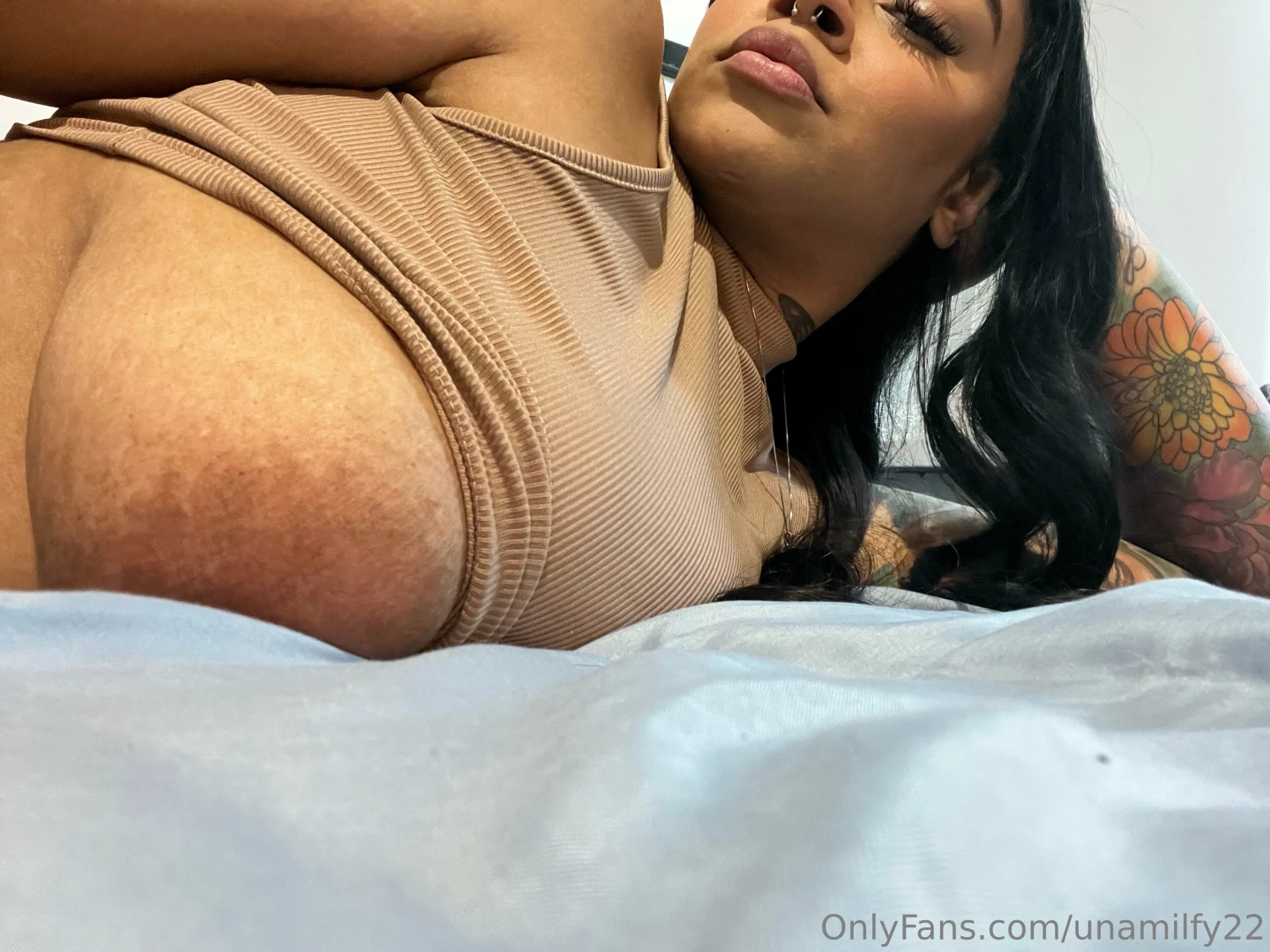 Put your hands on me lemme feel my curves slip through your fingers 