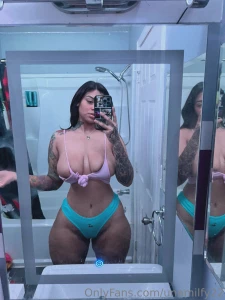 Smash that like if ur into thick girls with an itty bitty waist