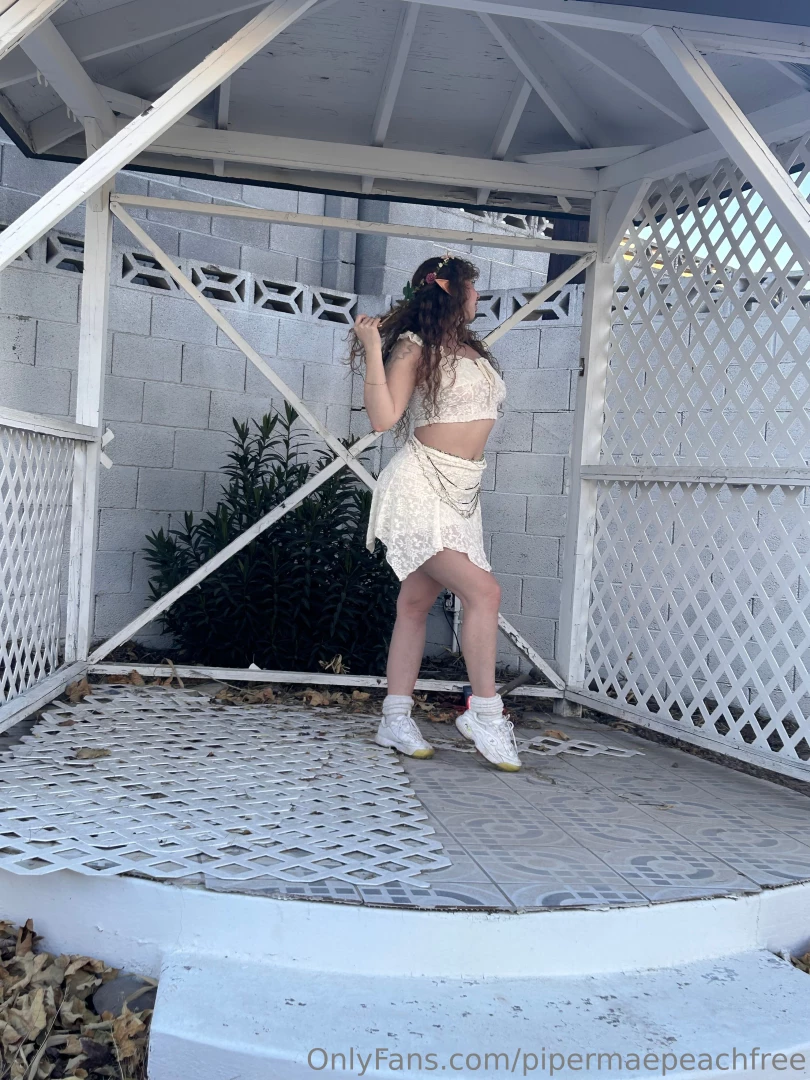 Meet me in the gazeebo 