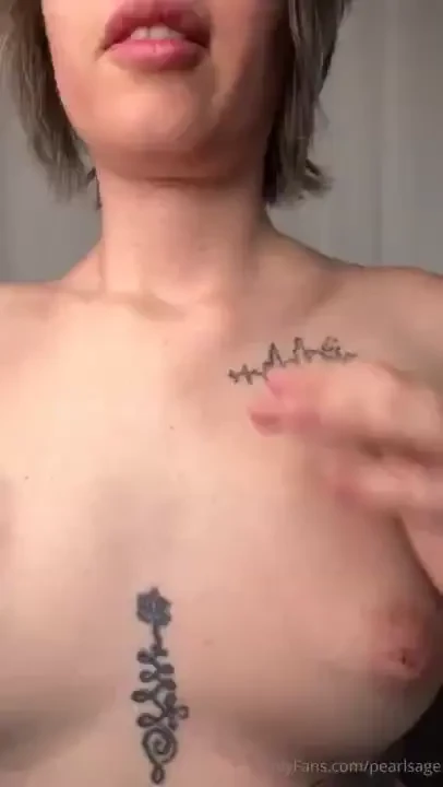 Come take a sniff of my hairy pits maybe you like my nipples more 