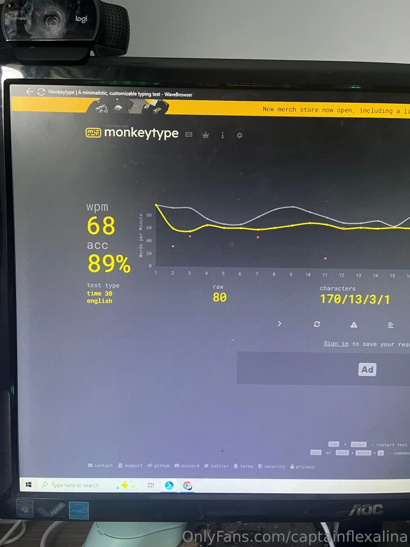 Found this cute typing game decided to film shirtless and flexing in 