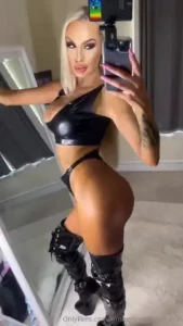 Bubble butt blondie in latex perfect right