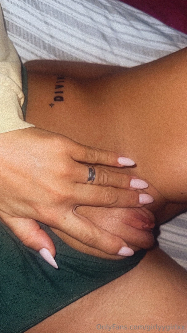 Some new pussy pics for your feed 