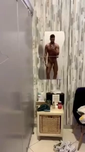 Polla suelta en el sol rium