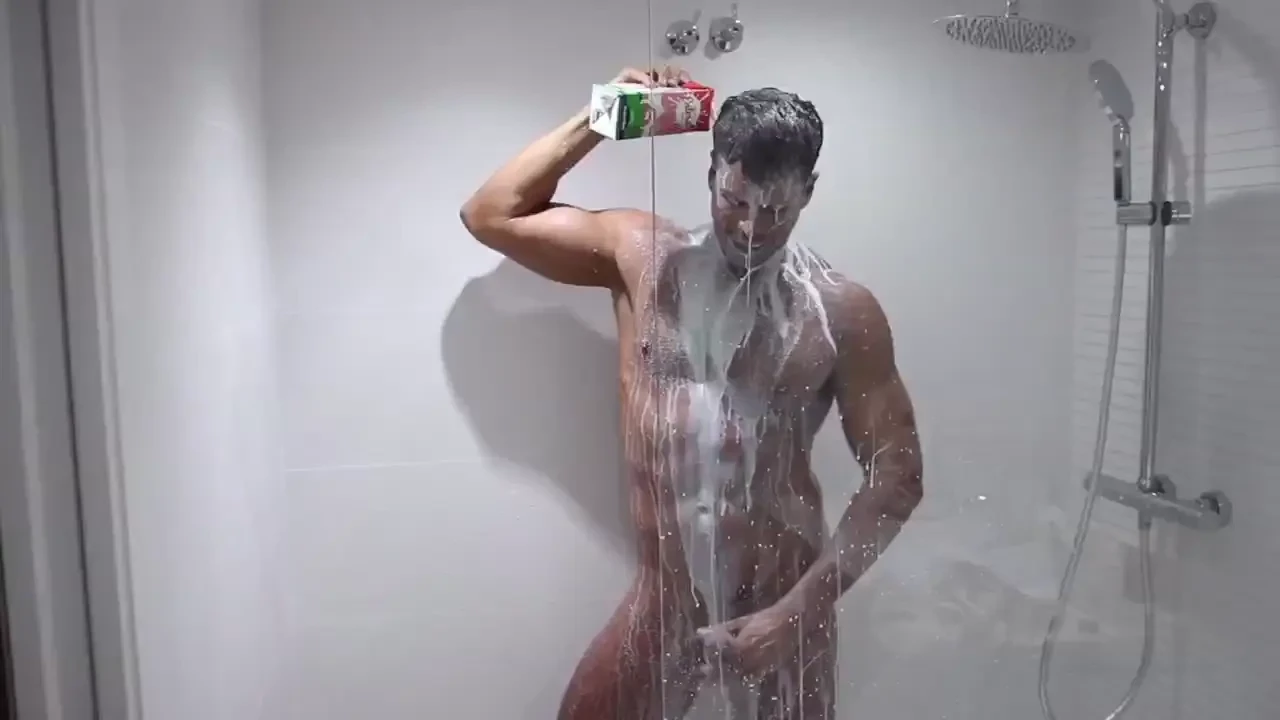 Cachondo en la ducha con leche im genes nuevas 